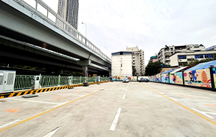 武汉市某新能源超充站引领绿色出行新风尚